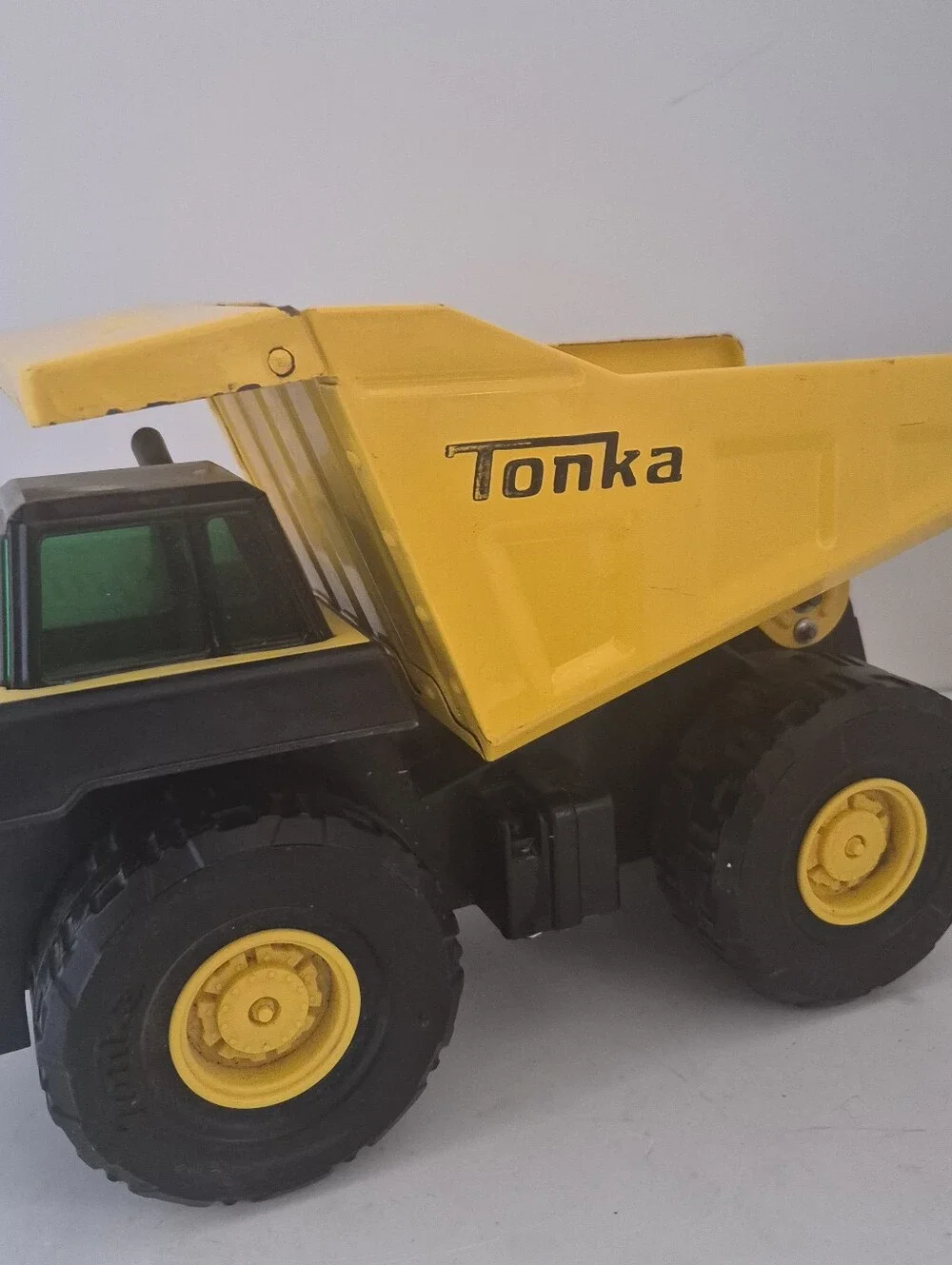 2009 Tonka Dump Truck Large Plastic Body with Metal Dump Bed 04738